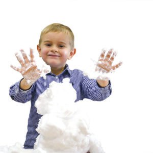 Un enfant jouant avec la mousse sensorielle Schaumi, explorant sa texture douce et malléable