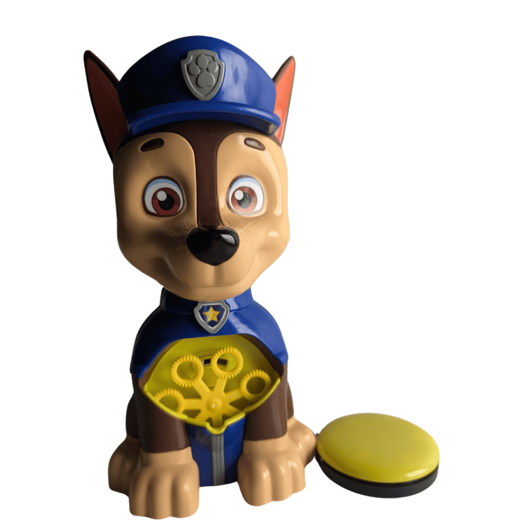 Gros plan sur la machine à bulles adaptée contacteur Pat'Patrouille, avec le personnage Chase visible à l’avant