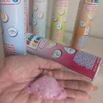 Gel multisensoriel Happy Senso Artist rose sur une main, stimulant le toucher et l'odorat