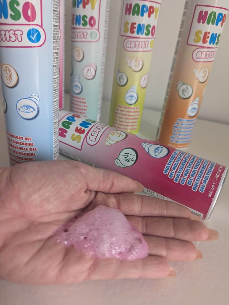 Gel multisensoriel Happy Senso Artist rose sur une main, stimulant le toucher et l'odorat