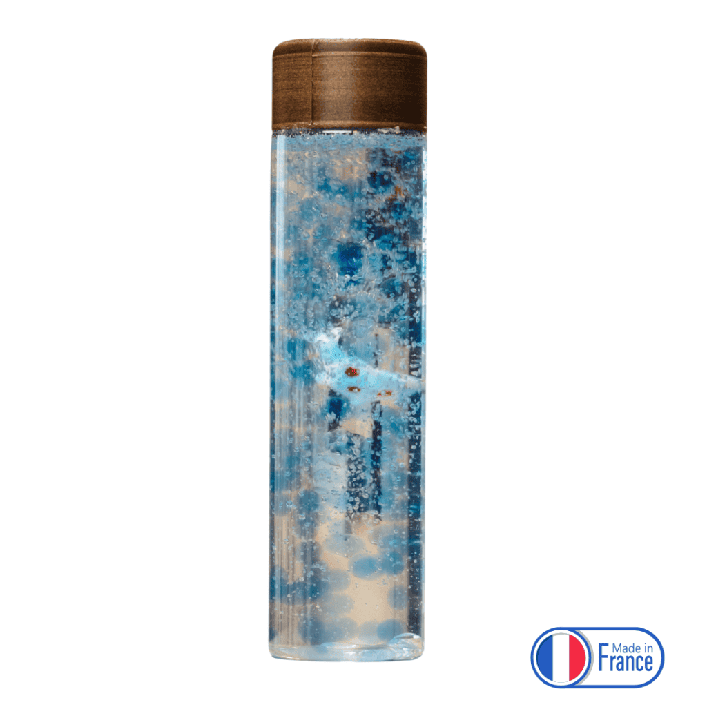 Bouteille sensorielle liquide bleu avec poisson flottant