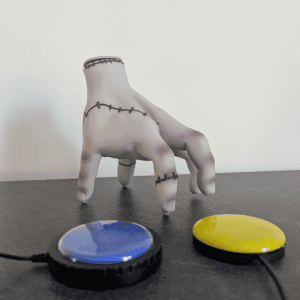 Adaptation jouet contacteur - La Chose télécommandée Mercredi Addams