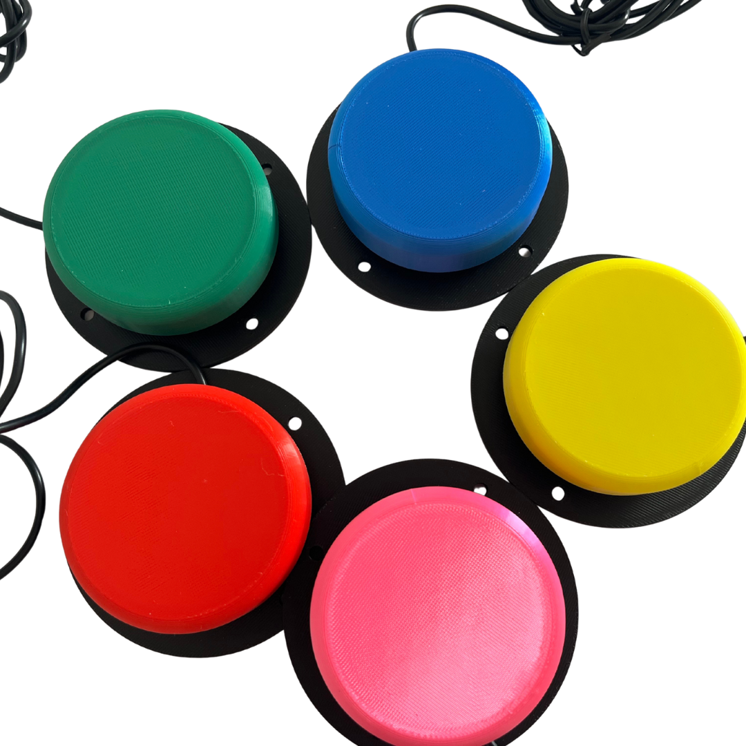 Bouton contacteur fait main impression 3D - pour jouets adaptรฉs 1 bouton contacteur fait main. la photo montre toutes les couleurs possibles: jaune, vert, rouge, bleu, rose