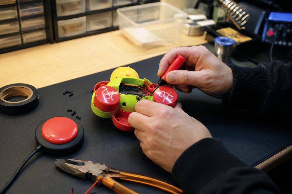 Adaptation d’un jouet pour contacteur dans l’atelier Petit Pas de Fourmi