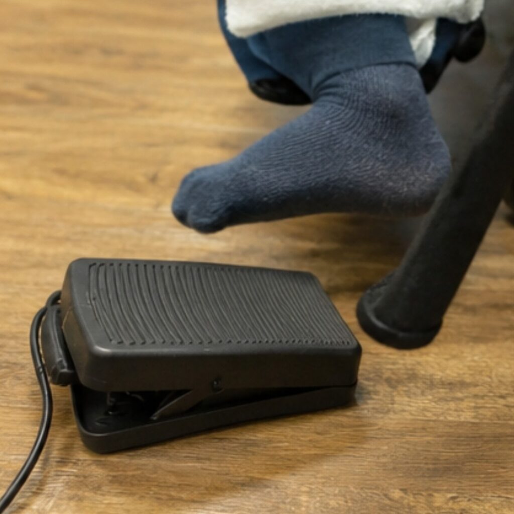 Comment choisir un contacteur adapté au handicap ? 4 Personne utilisant un contacteur au pied adapté au handicap moteur